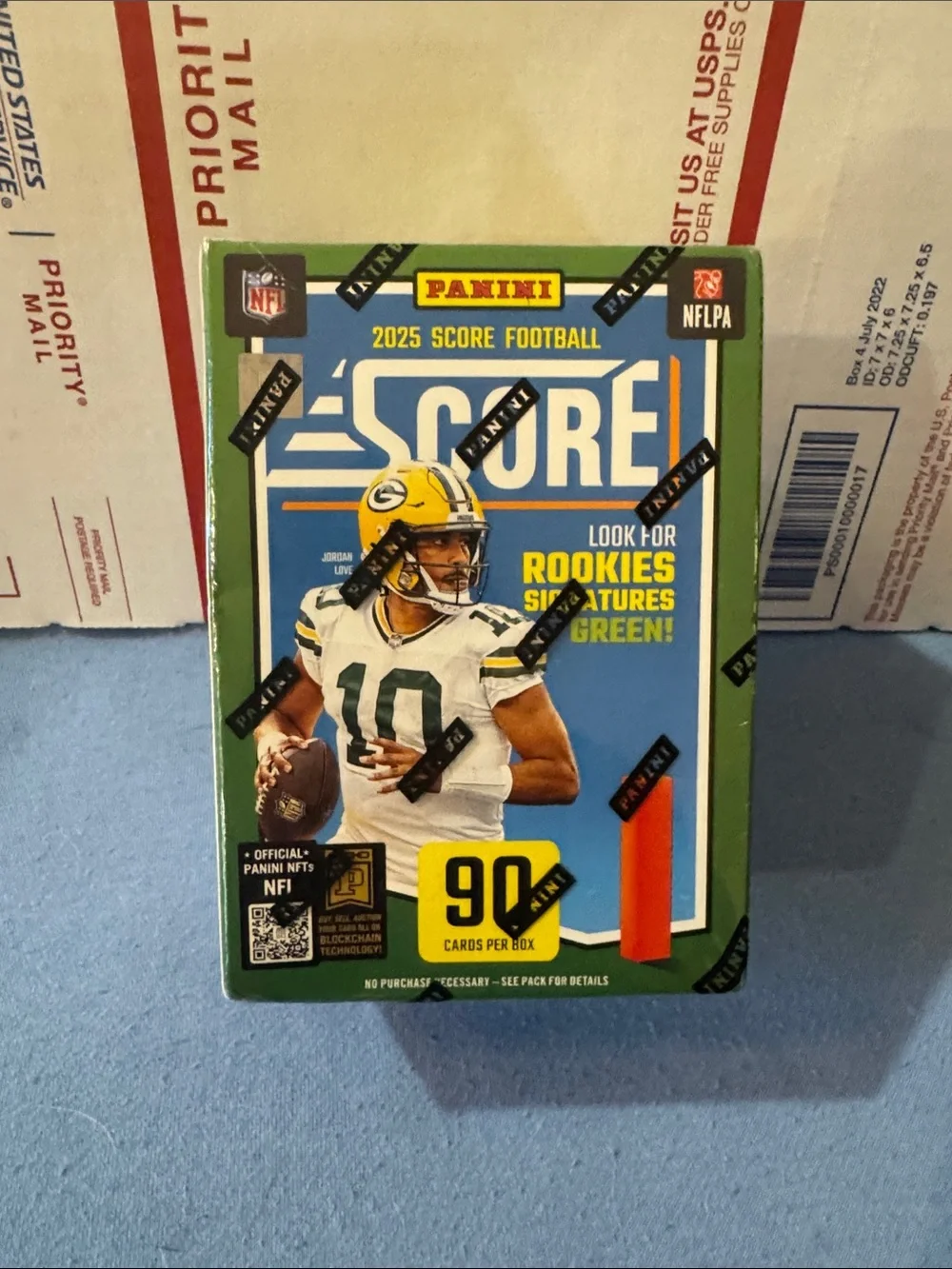 Panini 2025 Score Football Box - Green/Blue/Yellow - Picture 1 of 1